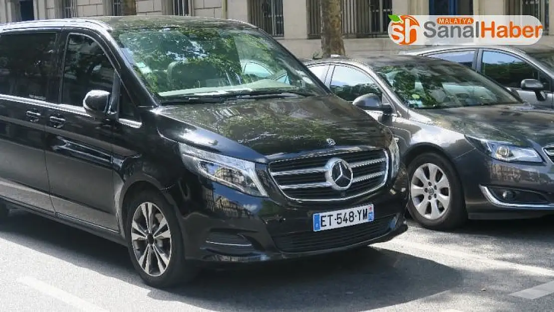 Paris'te özel şoförlerden yolları kapatan Belediye Başkanı Hidalgo'ya tabutlu protesto
