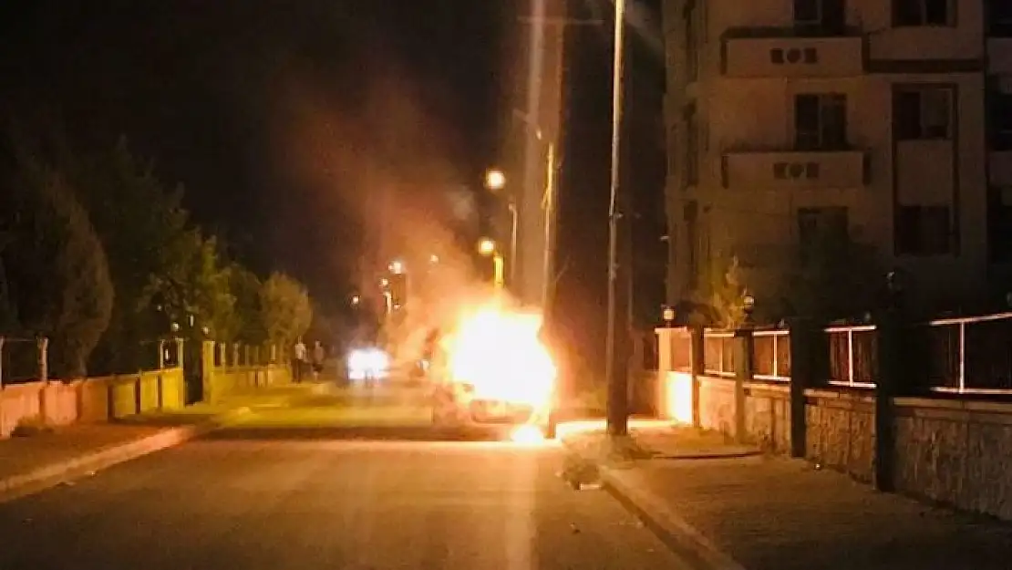 'Park halindeki araç alev topuna döndü'