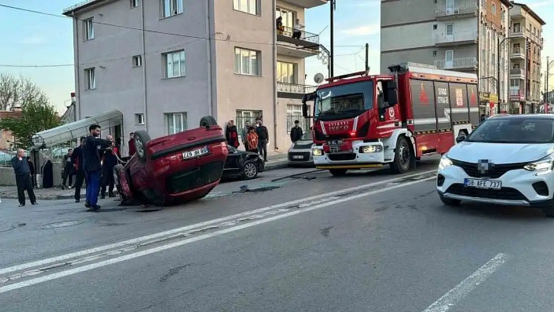 'Park halindeki araca çarpan otomobil ters döndü: 1 yaralı'