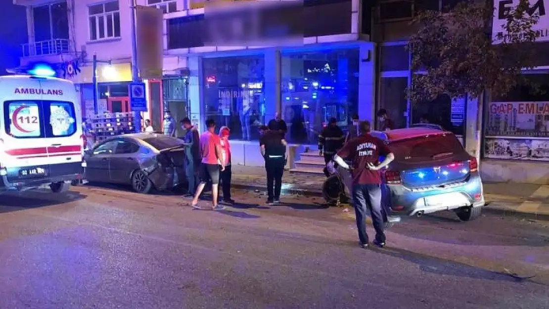 'Park halindeki araca çarptı: 2 yaralı'