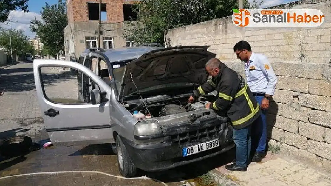 Park halindeki hafif ticari araç yandı