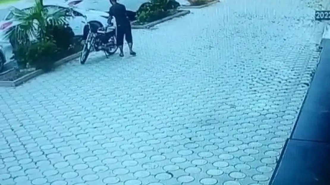 'Park halindeki motosikleti sürükleyerek çaldı'