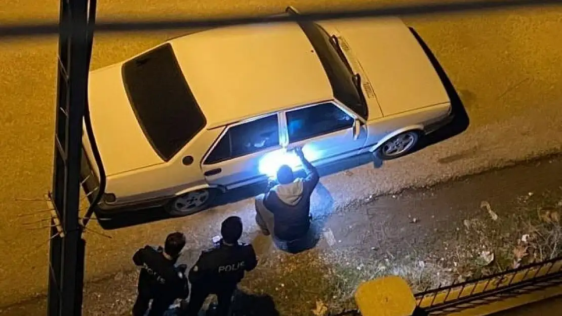 'Park halindeki otomobilden ses sistemleri çalındı'