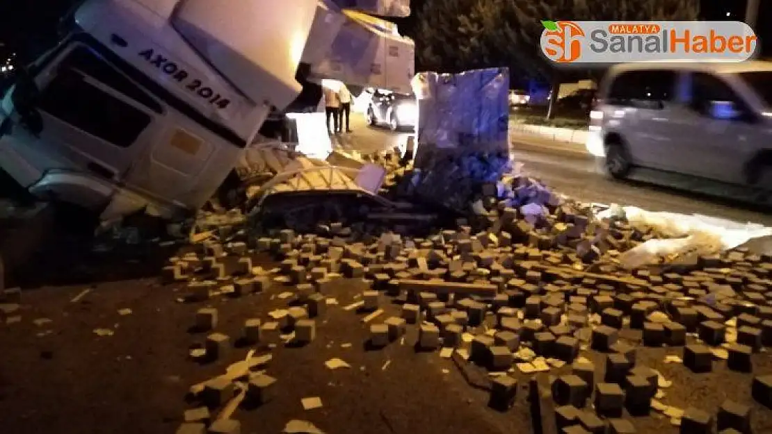 Parke yüklü tır refüje çarptı