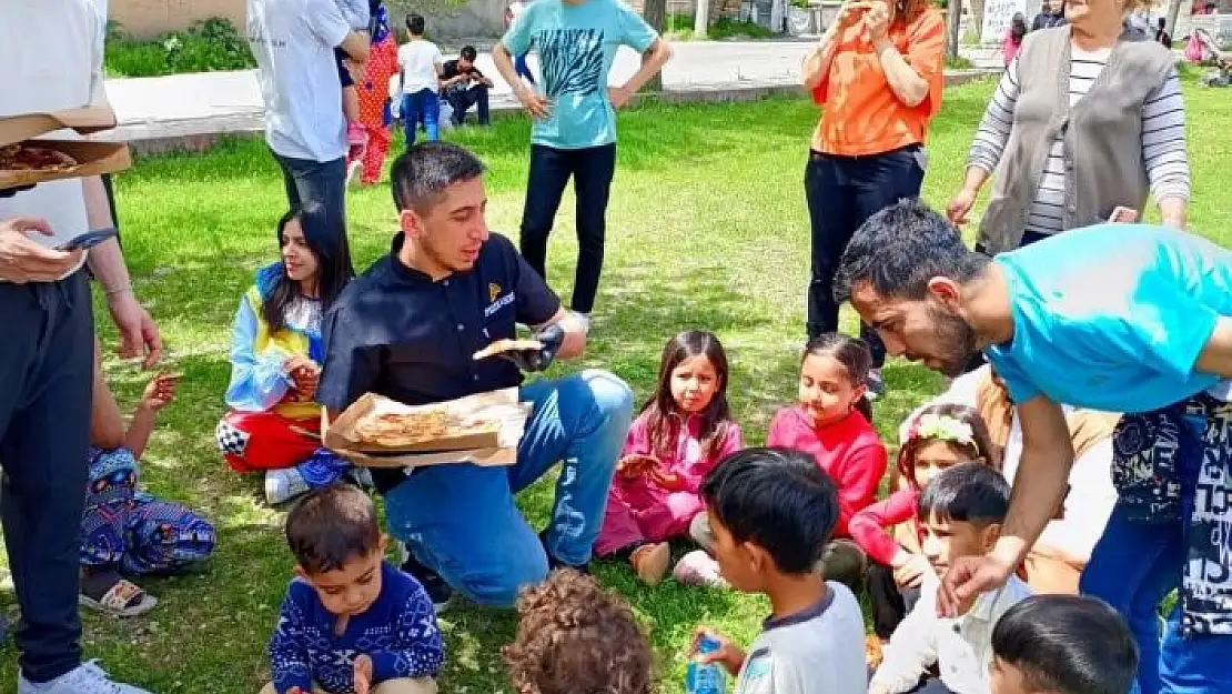 'Parkta eğlenen çocuklara pizza sürprizi'