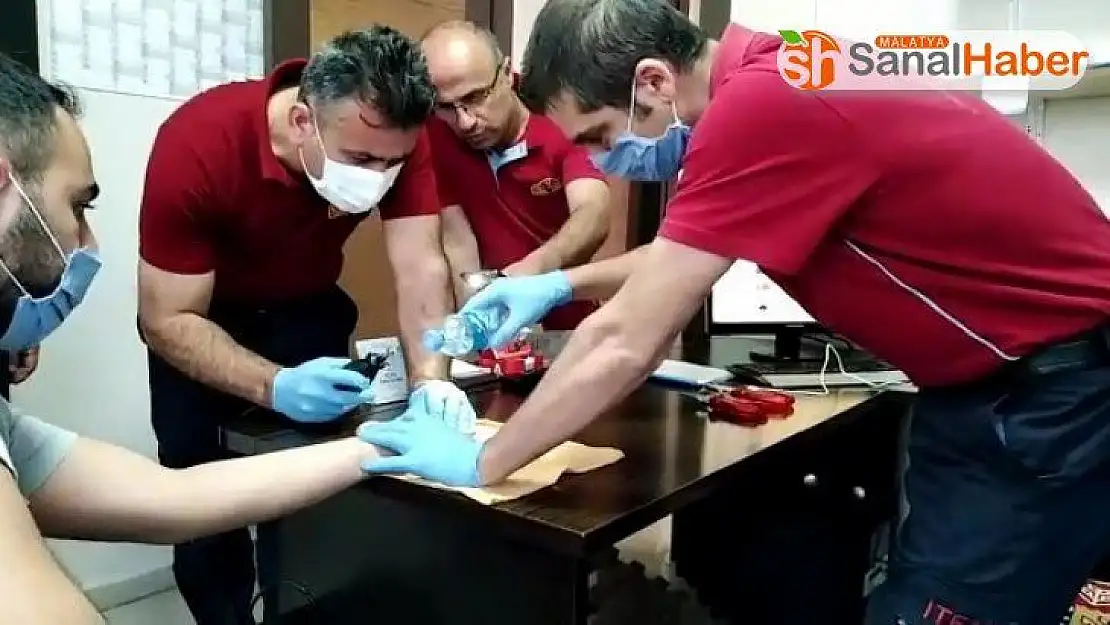 Parmağın sıkıştığı yüzüğü itfaiye ekipleri çıkarttı