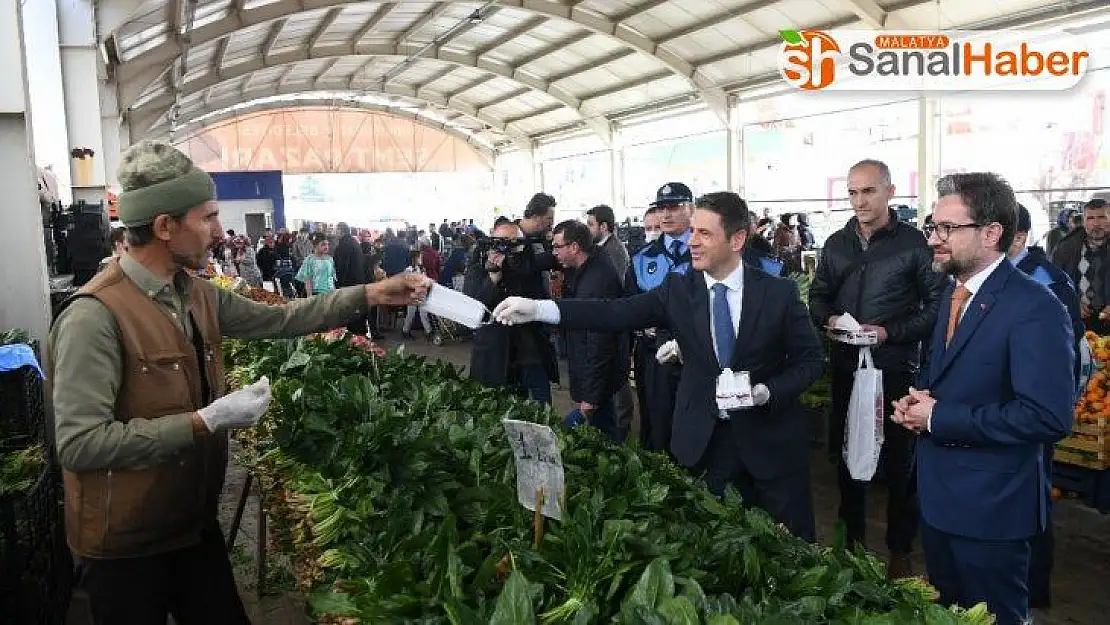 Pazarcı esnafına eldiven ve maske