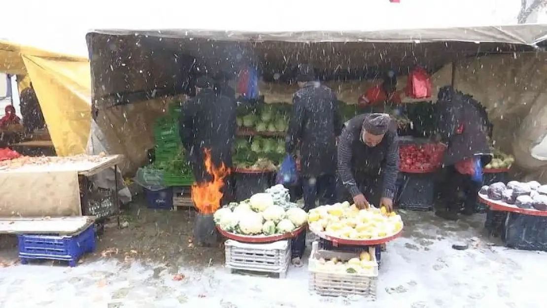 'Pazarcı esnafının dondurucu soğukta zorlu ekmek mücadelesi'