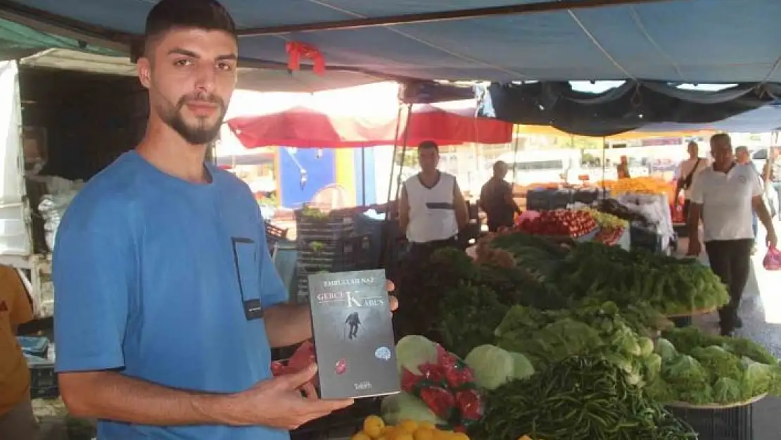 'Pazarda çalışırken tezgah arkasında aldığı notlarla kitap çıkardı'