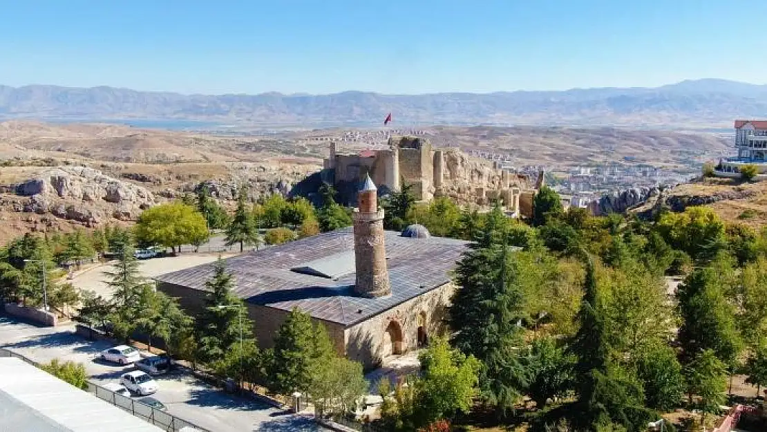 'Pisa kulesinden daha eğik olan tarihi eğri minare ilk günkü ihtişamını koruyor'