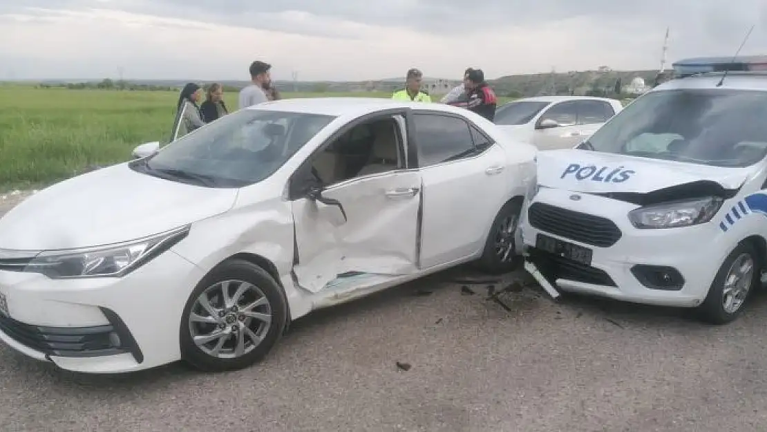 'Polis aracıyla otomobil çarpıştı'