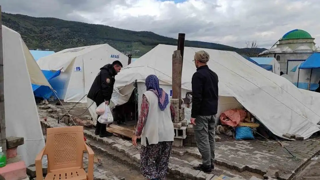 'Polis ekipleri çadır çadır gezip Ramazan kumanyası dağıttı'