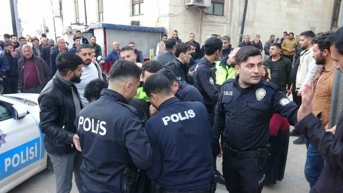 'Polis ekiplerine mukavemette bulunan 2 şahıs gözaltına alındı'