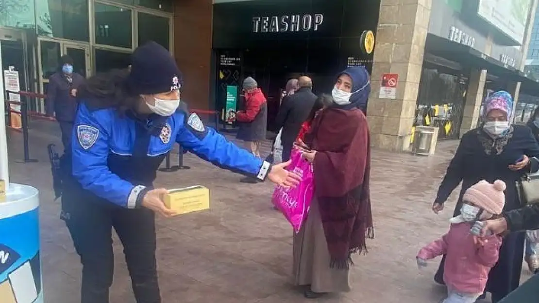 'Polis kandil simidi dağıttı'