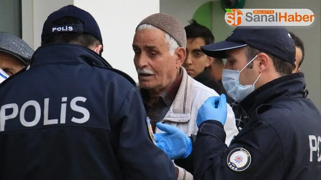 Polis, sokağa çıkan 65 yaş üstü için nöbette