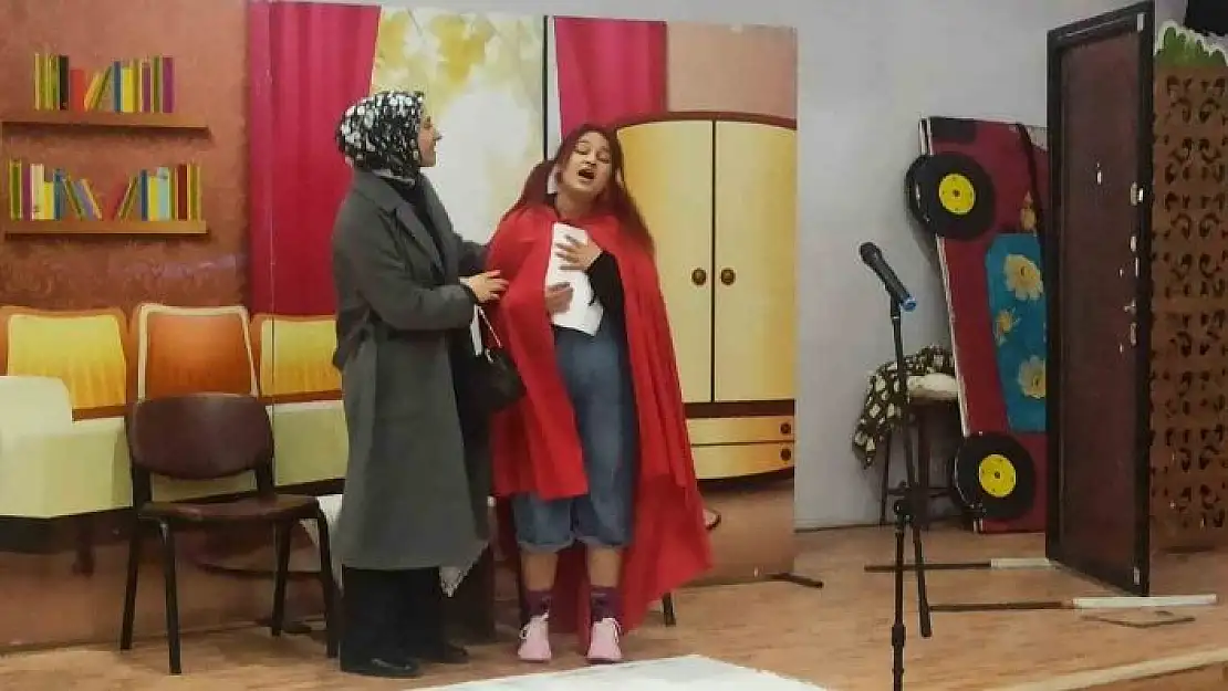 'Polis tiyatrosu çocuklar için sahne aldı'