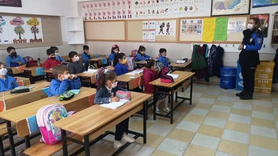 'Polisler, öğrencileri korona virüs konusunda uyardı'