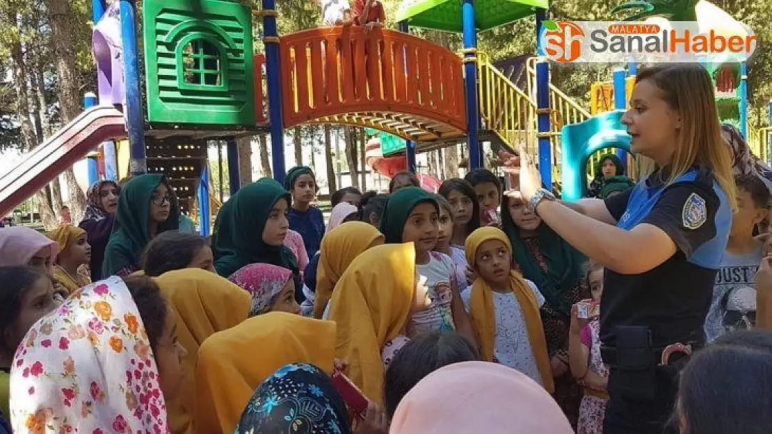 Polisler parklarda oyun oynayan çocuklarla bir araya geldi