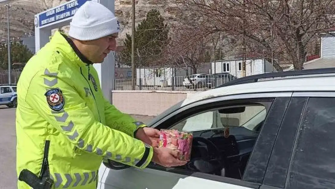 'Polisler yoldan geçen depremzede aileleri moral oldu'