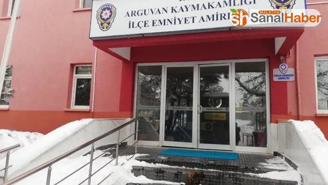 Polisten kedi şefkati