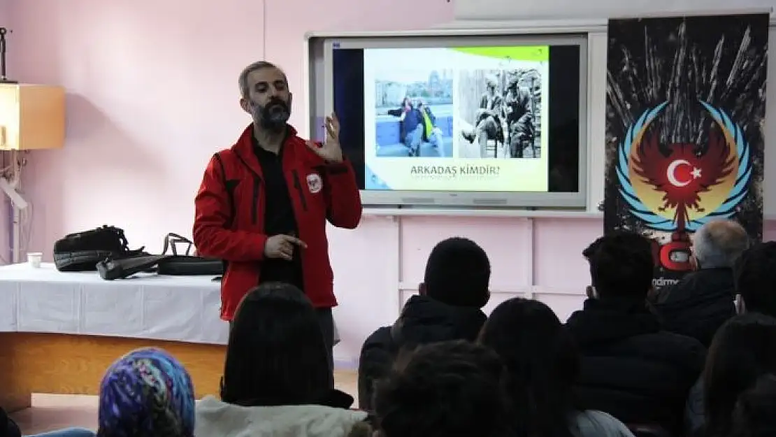 'Polisten öğrencilere ´´terörden uzak kalın´´ mesajı'