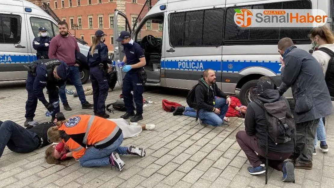 Polonya'da yasağa rağmen protesto: 380 gözaltı