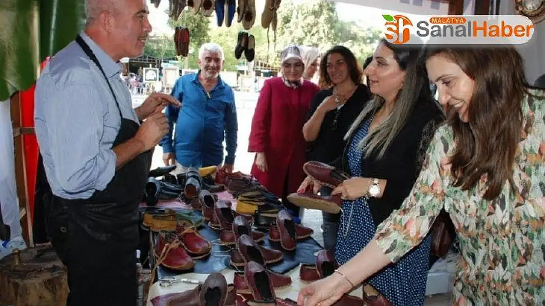 Protokol eşleri el emeği göz nuru eserleri inceledi