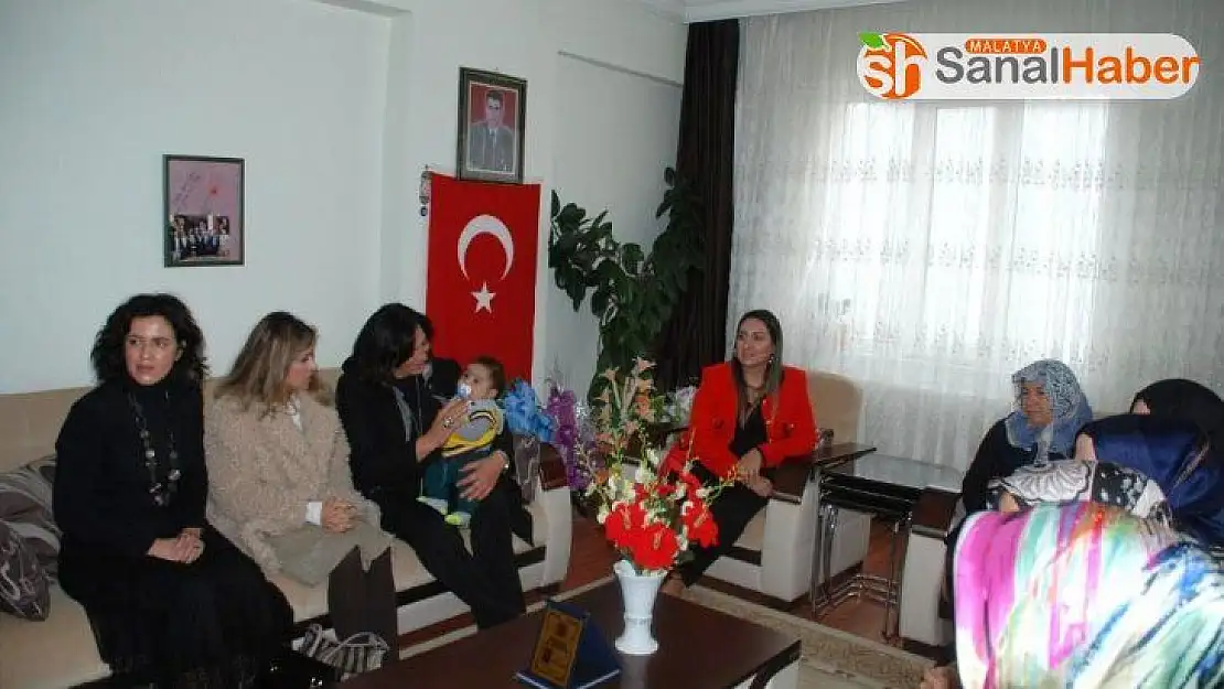 Protokol eşlerinden şehit ailelerine ziyaret