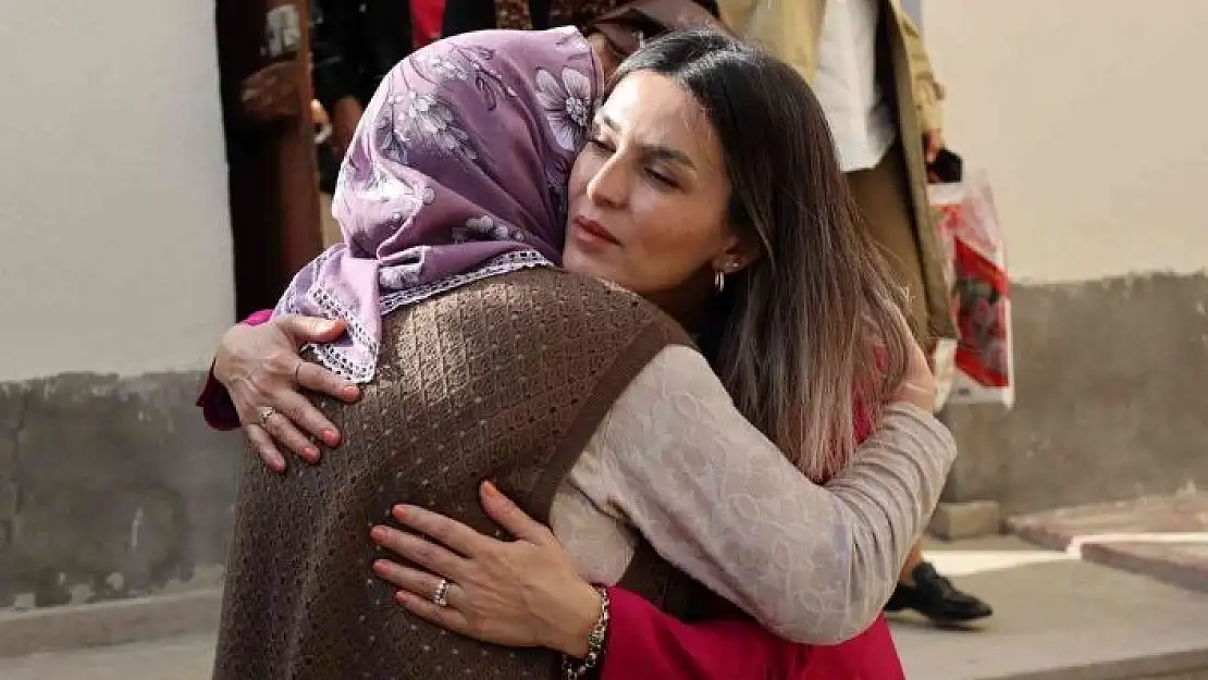 'Protokol eşlerinden şehit ailesine ziyaret'