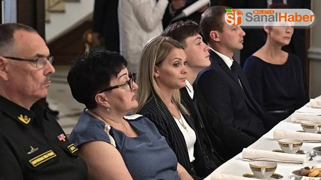 Putin, denizaltı faciasında ölen 13 mürettebatın aileleri ile bir araya geldi