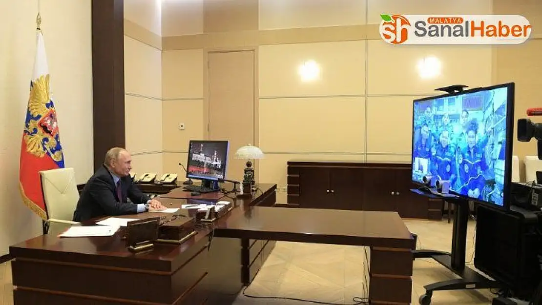 Putin, uzaydaki kozmonotlarla canlı bağlantı ile görüştü