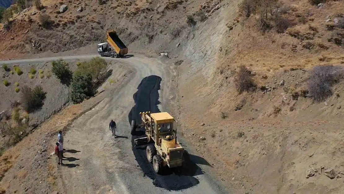 Pütürge ilçesinde yol iyileştirme çalışmaları sürüyor