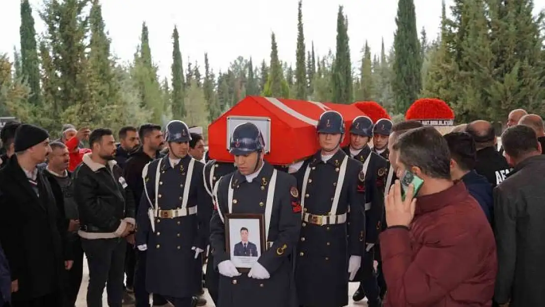 'Rahatsızlık sonucu hayatını kaybeden asker son yolculuğuna uğurlandı'