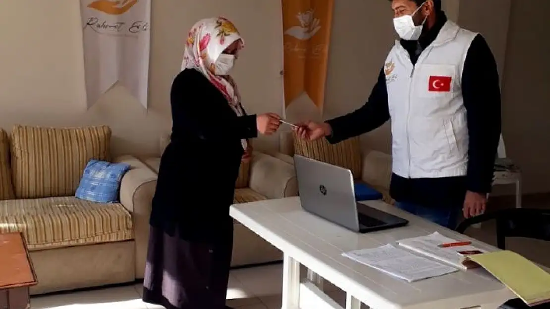 'Rahmet Eli Derneği´nden alışveriş kartı'