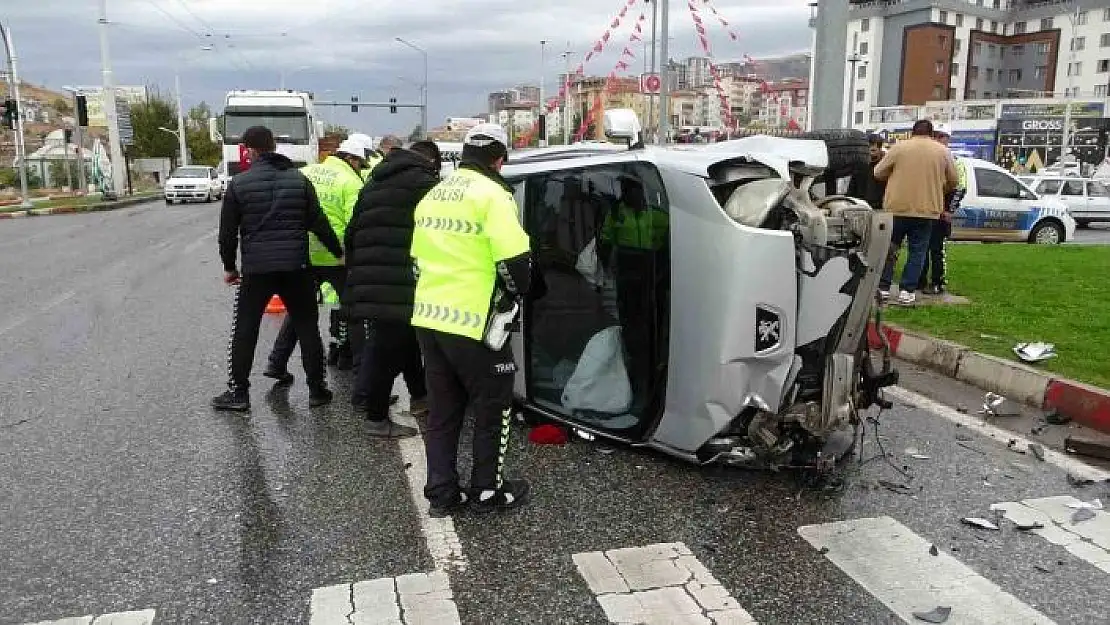 'Refüje çarparak devrilen araçtan burnu bile kanamadan çıktı'