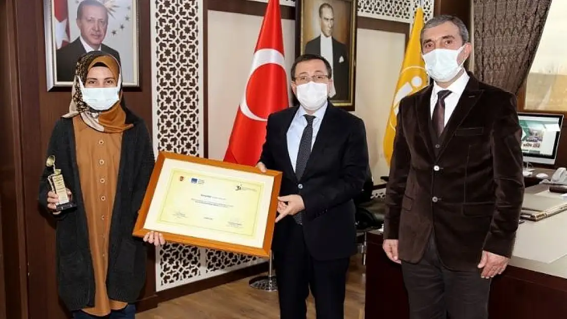 'Rektör Kızılay´dan başarılı öğrenciye tebrik'