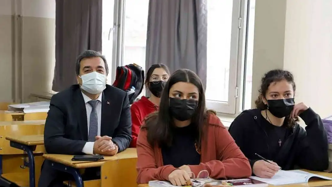 'Rektör liseyi ziyaret etti, öğrencilerle birlikte ders dinledi'
