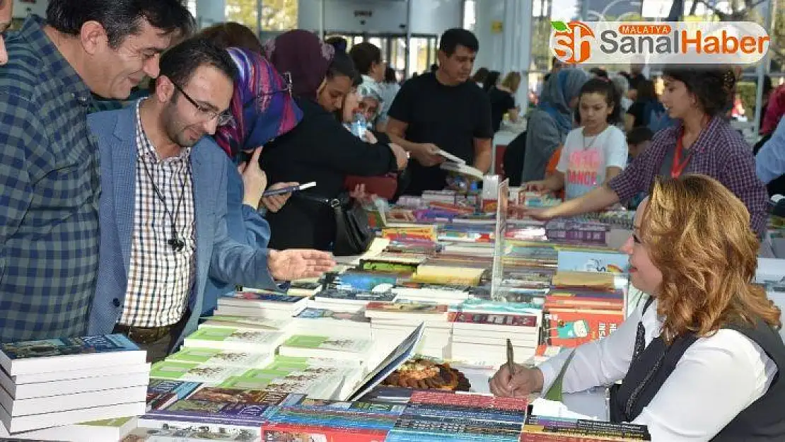 3. kitabını imzaladı