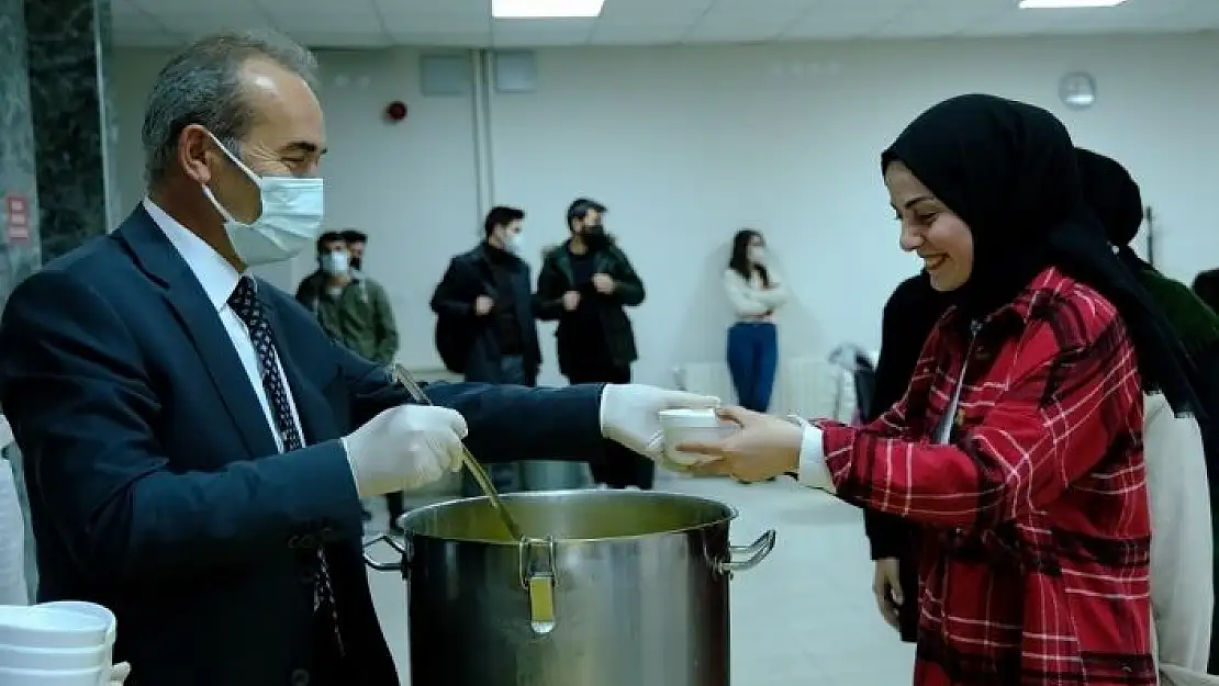 'Rektör Yıldız´dan öğrencilere sıcak çorba ikramı'