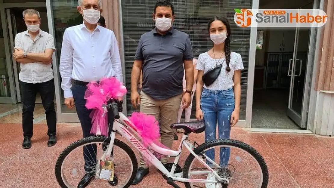 Resim yarışmasında dereceye giren öğrenciler ödüllendirildi