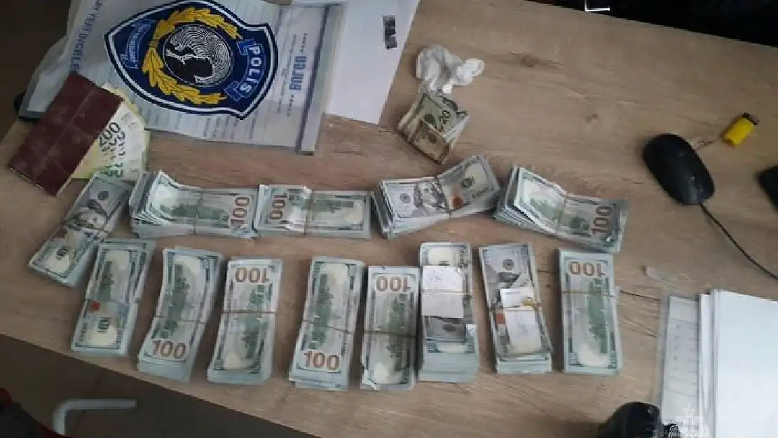 'Rus ekip Kahramanmaraş´ta enkazda bulduğu 150 bin doları polise teslim etti'