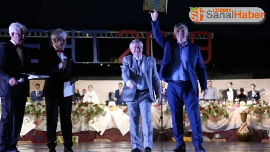 Rusya'da 30 farklı milletten çift evlenerek rekorlar kitabına girdi