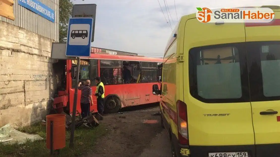 Rusya'da 91 yaşındaki şoförün kullandığı otobüs duvara çarptı: 2 ölü, 32 yaralı