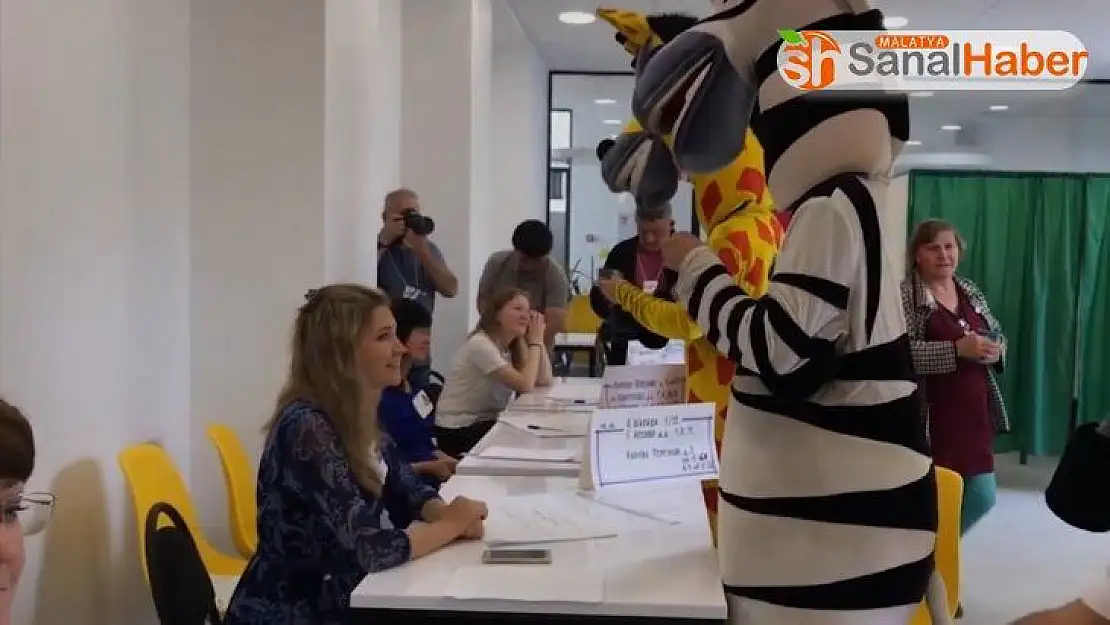 Rusya'da animatörlerin kostümleriyle oy kullanması tartışmalara yol açtı