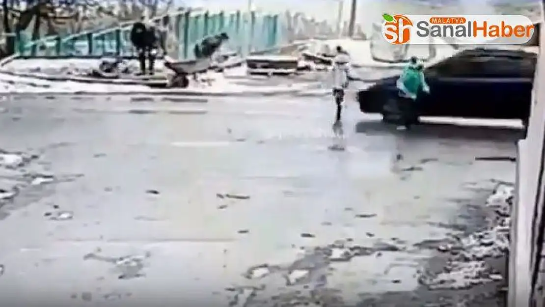 Rusya'da aracın çarptığı çocuk metrelerce yükseğe fırladı