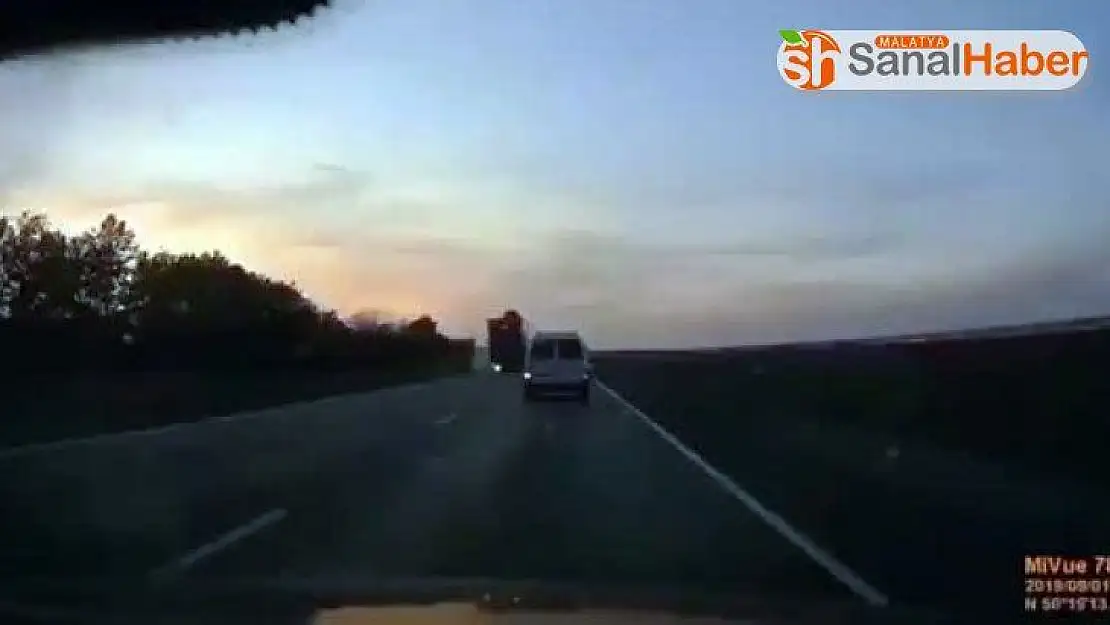 Rusya'da freni patlayan tır iki aracı ezdi: 1 ölü, 2 yaralı