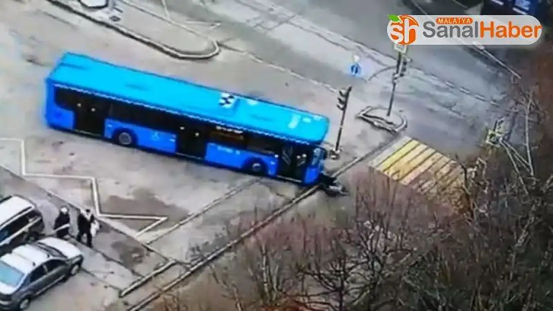 Rusya'da halk otobüsü yaşlı kadını ve torununu ezdi
