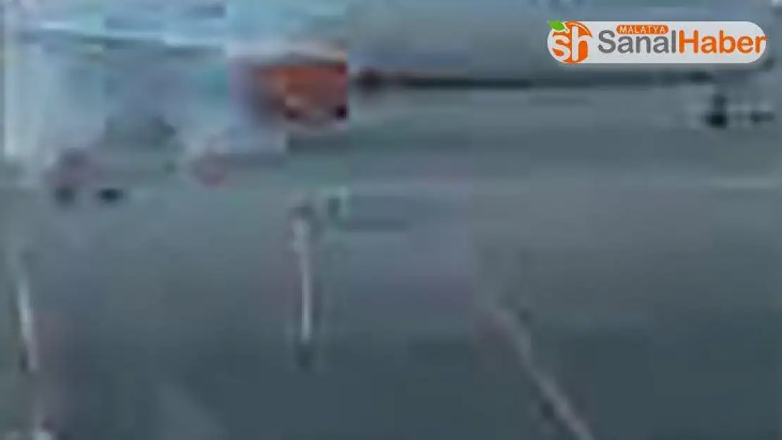 Rusya'da kalkışa hazırlanan yolcu uçağının motoru alev aldı