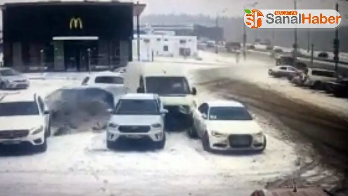 Rusya'da minibüs park halindeki 4 araca çarptı