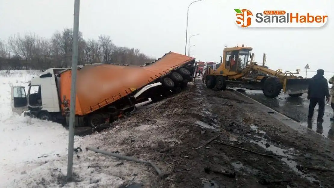 Rusya'da tır altına aldığı otomobille şarampole uçtu: 2 ölü